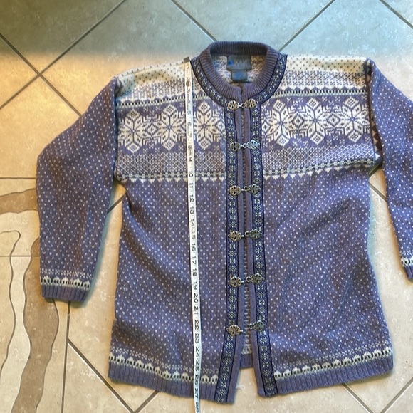 Scandinavian style 100% wool sweater, metal buttons - Picture 4 of 7